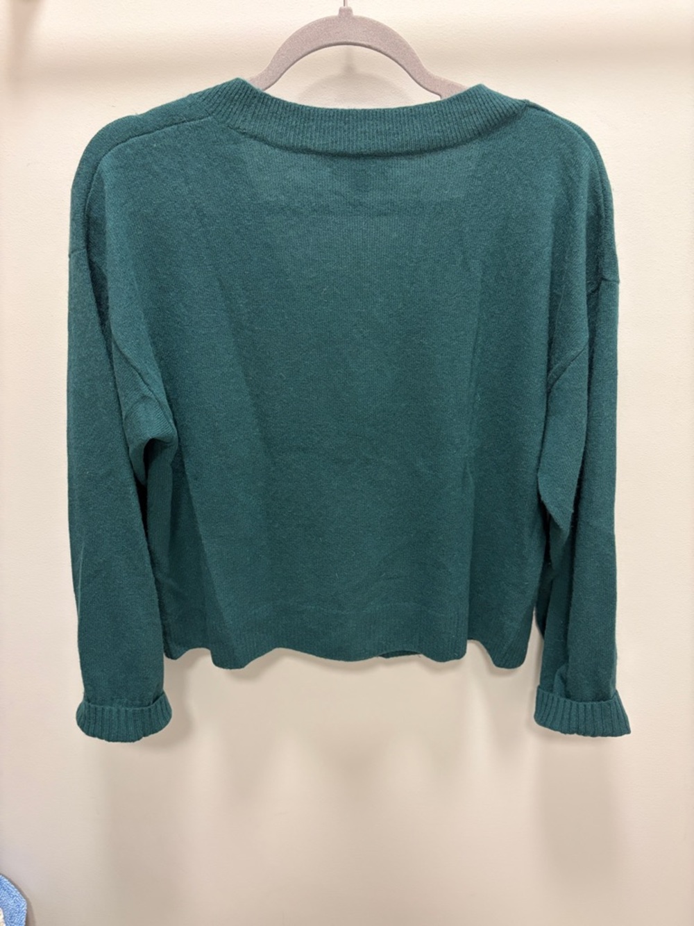 Aqua Women’s Hunter Green V-Neck Button Cardigan Cashmere Sweater - Picture 3 of 4